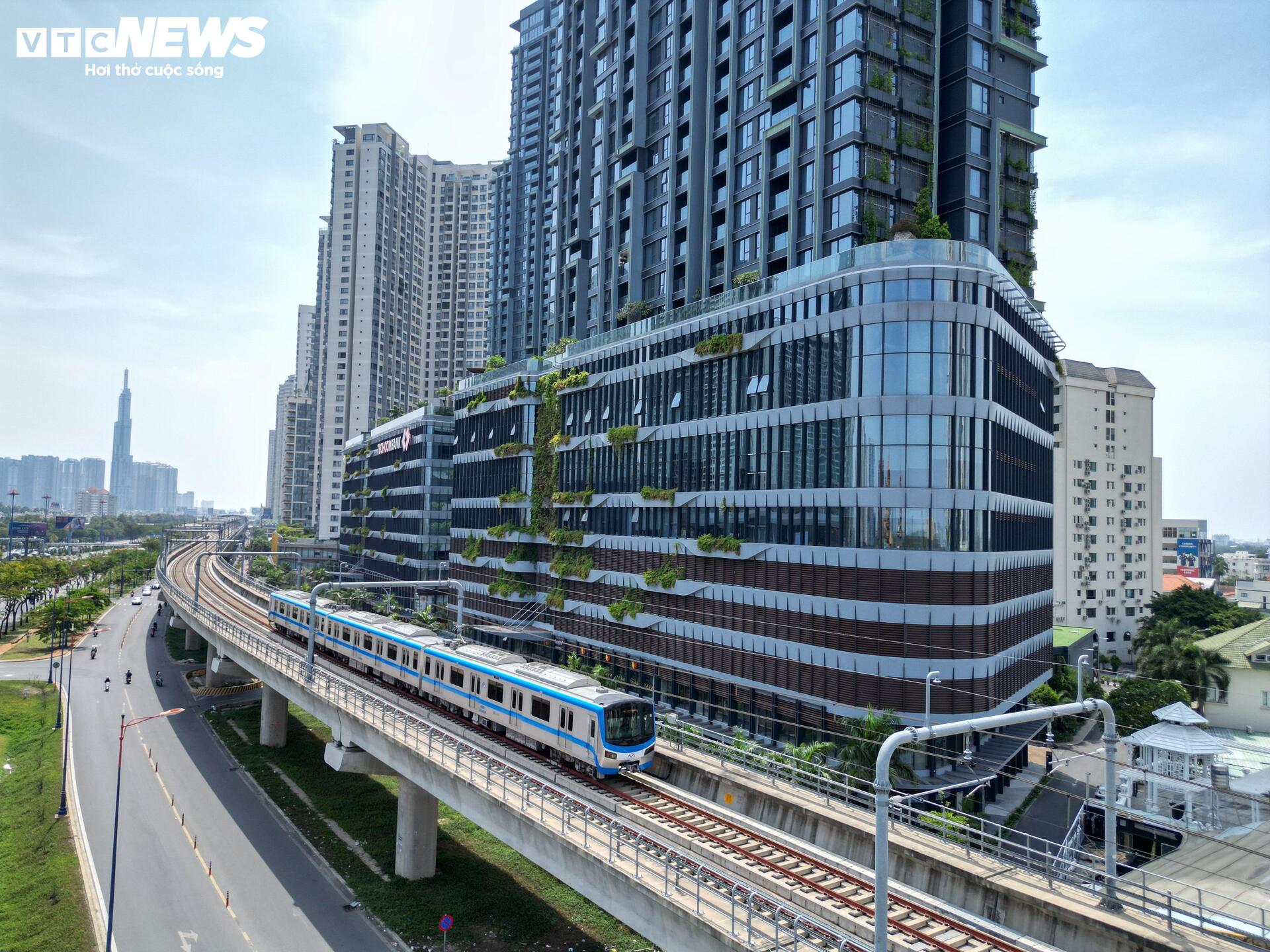 Những công trình giúp TP.HCM vươn mình thành trung tâm kinh tế hiện đại