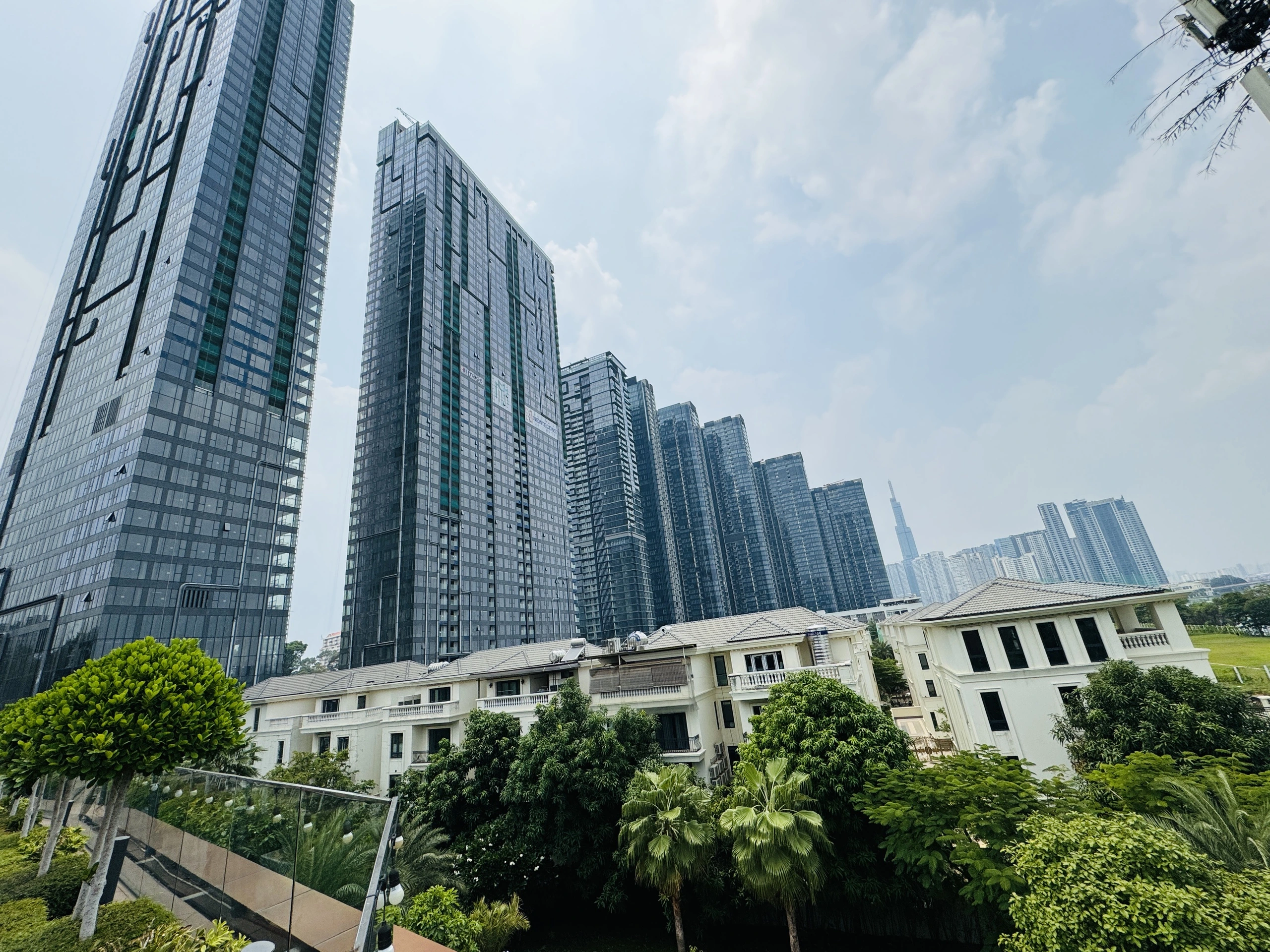 Giá căn hộ TP.HCM tiếp tục tăng mạnh