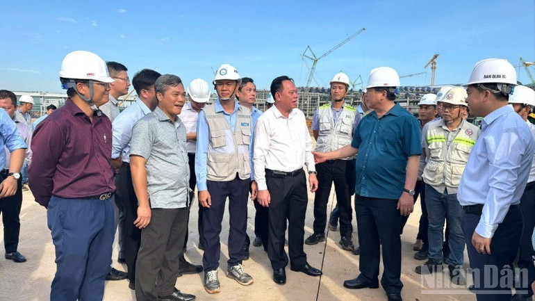 Bộ trưởng Xây dựng Trần Hồng Minh và Chủ tịch Ủy ban nhân dân tỉnh Đồng Nai Võ Tấn Đức kiểm tra tiến độ dự án sân bay Long Thành ngày 11/7.