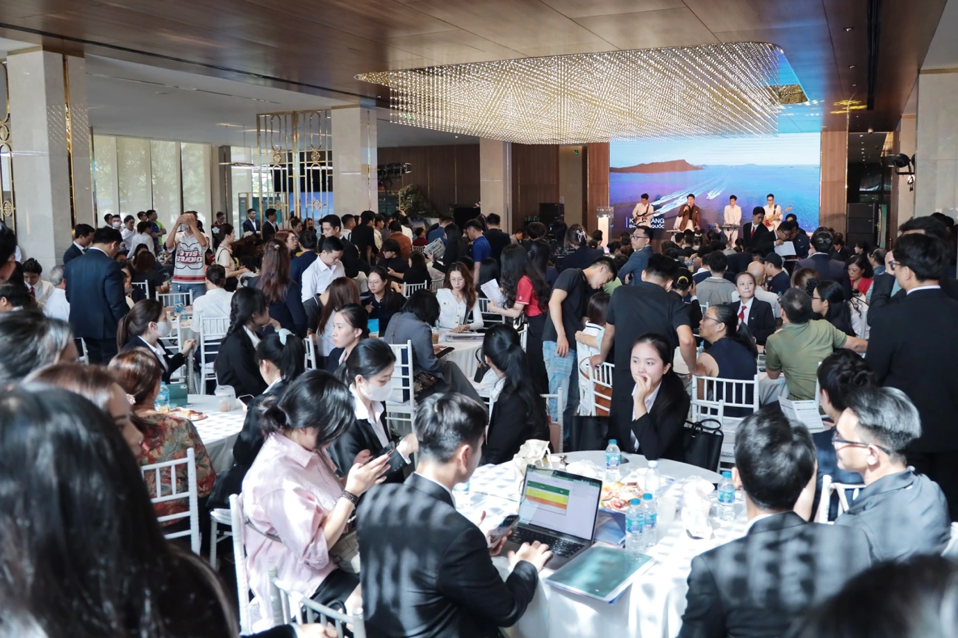 Thị trường bất động sản, nhất là căn hộ tại TP.HCM thời gian gần đây sôi động  ẢNH: T.H