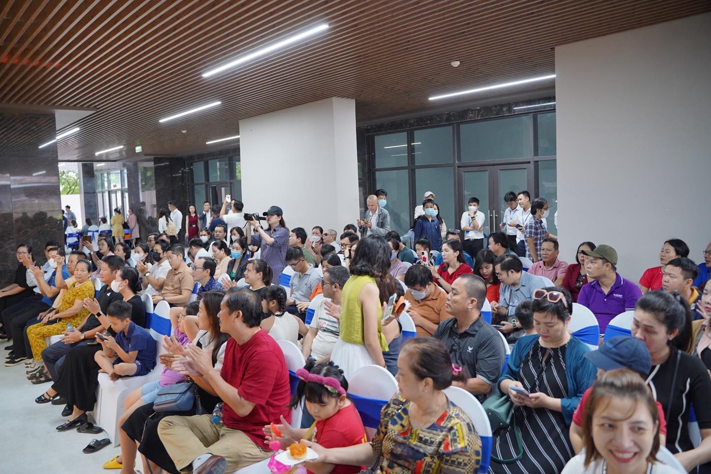 Khách hàng tham dự bàn giao