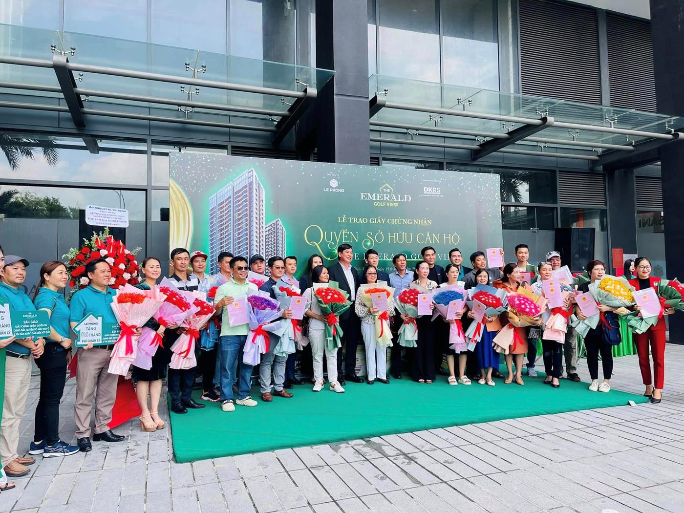 Chủ đầu tư bàn giao sổ cho khách