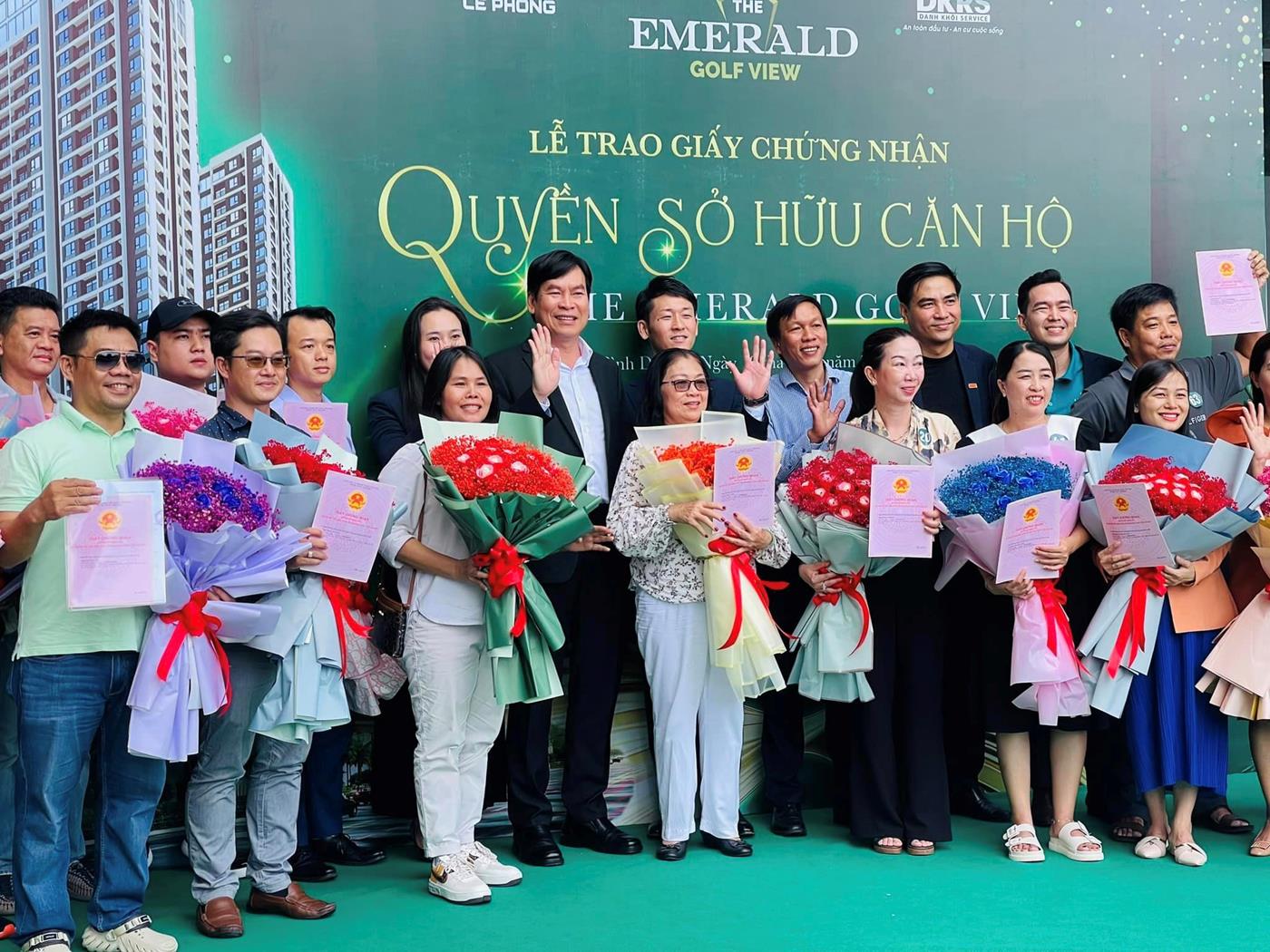 Chủ đầu tư bàn giao sổ cho khách