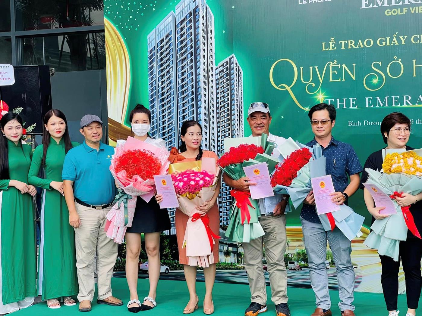 Chủ đầu tư bàn giao sổ cho khách