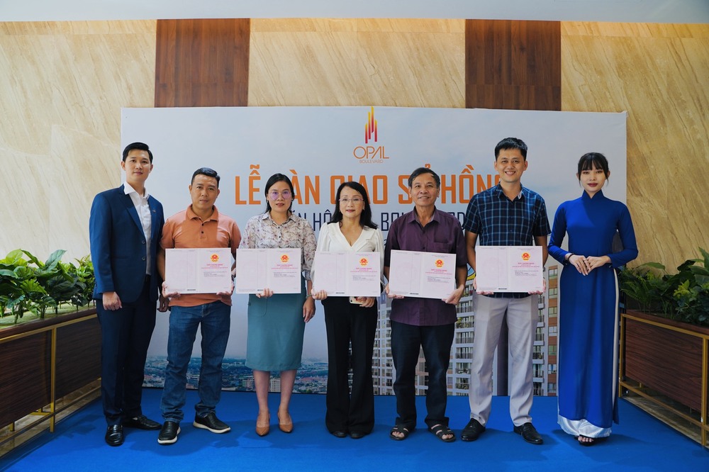 Lễ bàn giao sổ Opal Boulevard