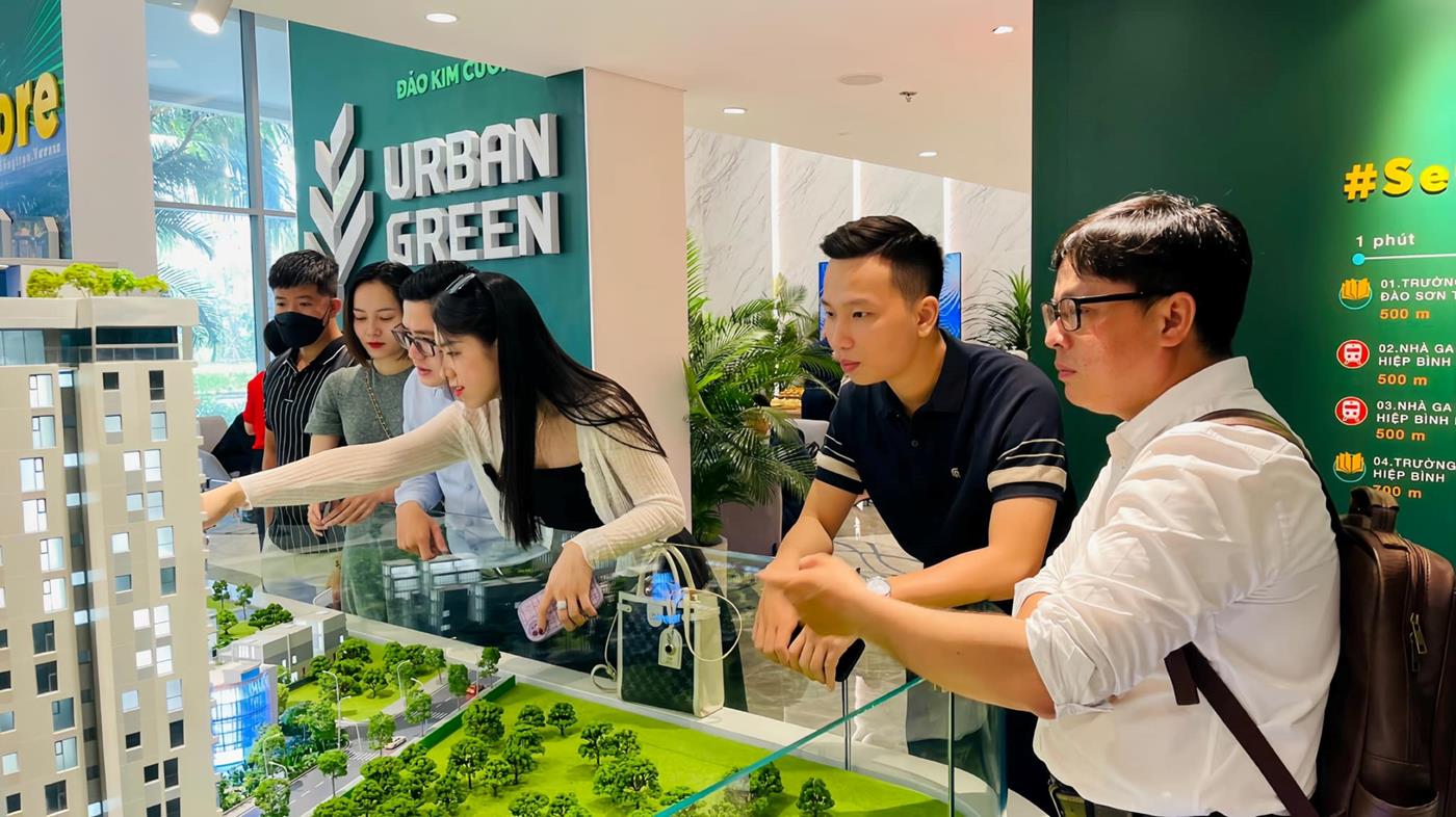 Khách tham quan sa bàn dự án