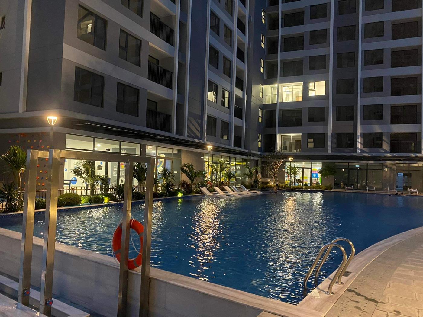 Hồ bơi tràn bờ